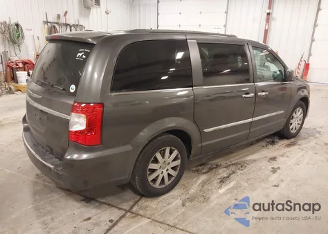 2016 Chrysler Town & Country Touring z USA, uszkodzony, nr VIN 2C4RC1BG1GR200223